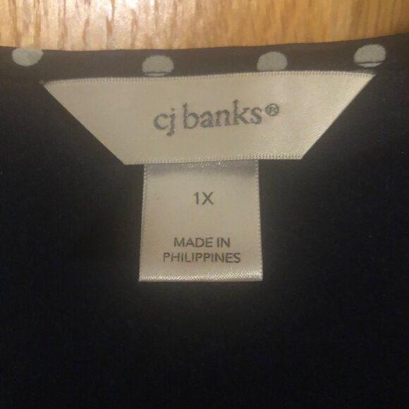 CJ Banks navy/white polka dot blouse size 1X with a flutter sleeve for summer - Picture 2 of 3